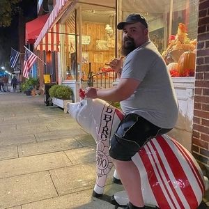 Meet your Posher, Troy